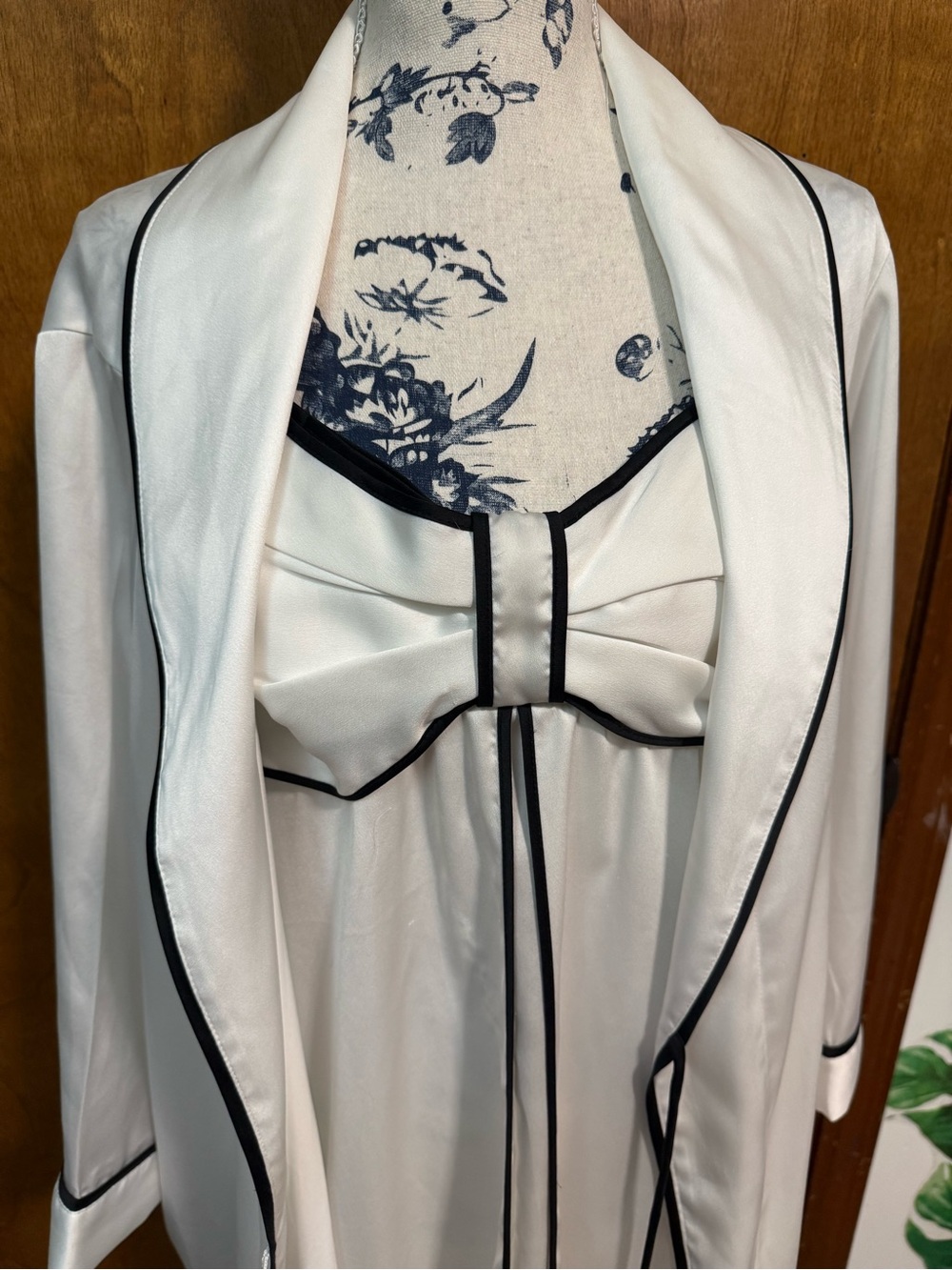 Kate Spade 2piece set- Mrs. bridal nightgown/robe -white with black piping (xl)